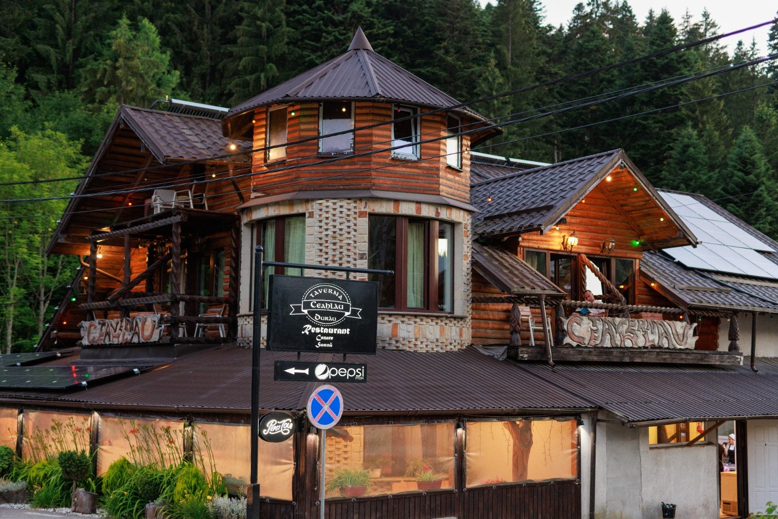 Fațada din lemn a Tavernei Ceahlău, în amurg